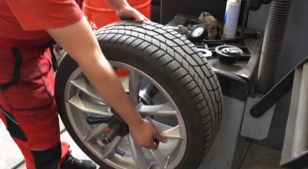 S jarou sa spája aj údržba auta. Výmenu pneumatík však neuponáhľajte, radí expert. Na čo ešte myslieť?