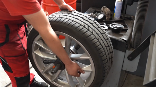 Na snímke automechanik kontroluje pneumatiku.