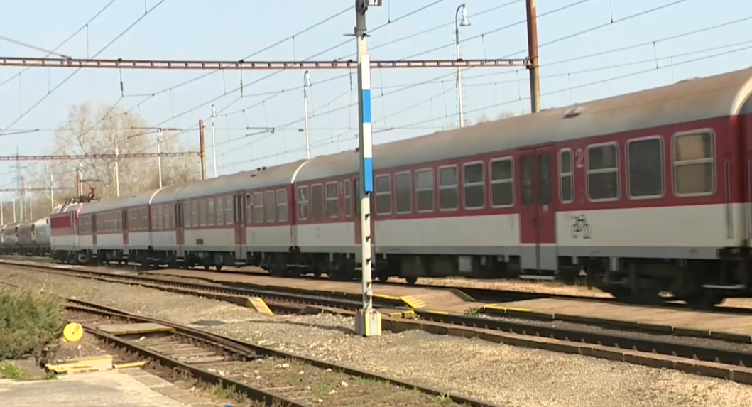 Slovenským železniciam na západe chýba personál. Ministerstvo financií na spoločnú diskusiu neprišlo