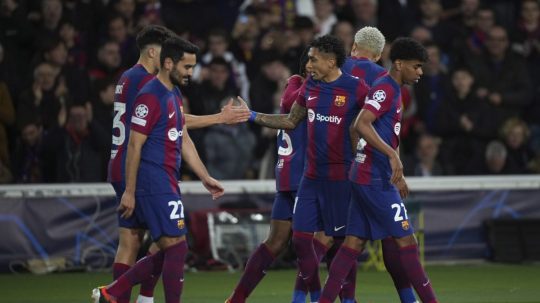 Hráči Barcelony oslavujú druhý gól spoluhráča Joáa Cancelu v odvetnom zápase osemfinále FC Barcelona - SSC Neapol Ligy majstrov vo futbale.