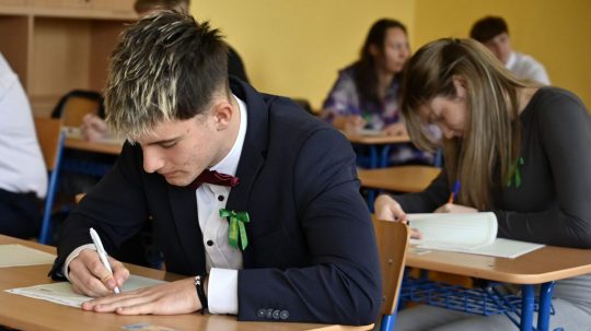 Študenti počas písomnej maturitnej skúšky zo slovenského jazyka a literatúry.