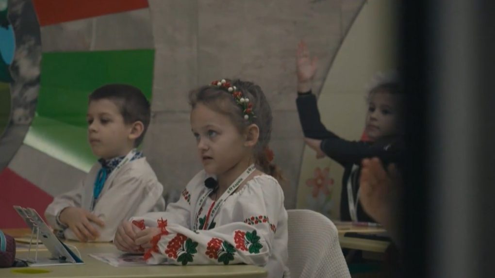 Stali sa dospelými príliš mladí: Ruská invázia na Ukrajinu narušila vzdelávanie detí, učitelia vidia prvé nedostatky