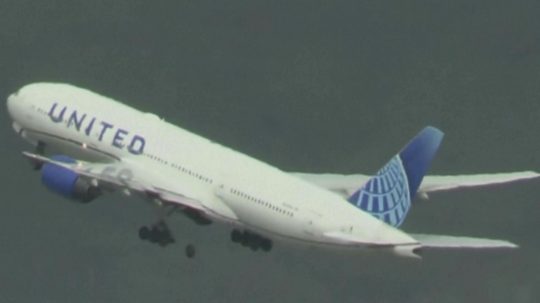 Na snímke z videa poskytnutého spoločnosťou Cali Planes, Boeing 777 spoločnosti United Airlines smerujúci do Japonska stráca pneumatiku.