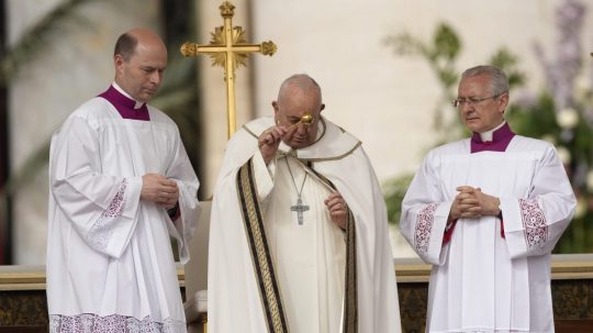 Pápež František posväcuje svätenú vodu počas veľkonočnej omše.