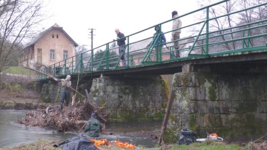 Dobrovoľníci čistia rieku Slatina.