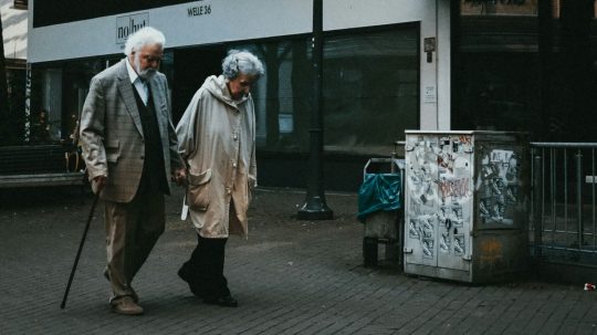 dôchodcovia na ulici