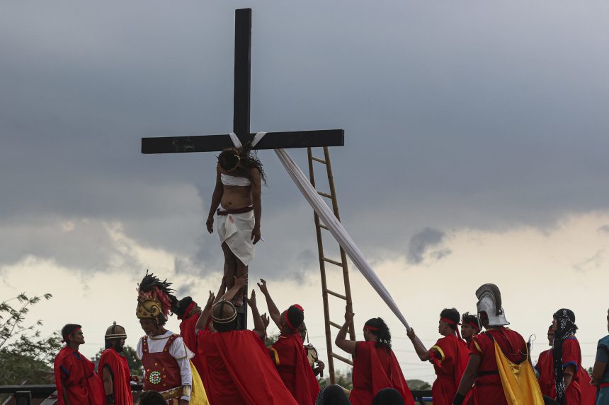 VIDEO/FOTO: Filipínci si pripomínajú utrpenie Ježiša Krista. Viacerí z nich sa nechali pribiť na kríž