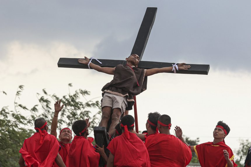 VIDEO/FOTO: Filipínci si pripomínajú utrpenie Ježiša Krista. Viacerí z nich sa nechali pribiť na kríž