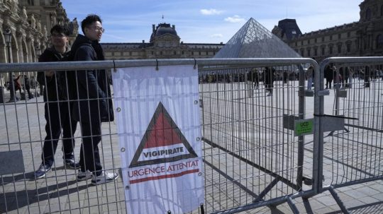 Na snímke varovanie pred nebezpečenstvom pred múzeom Louvre.