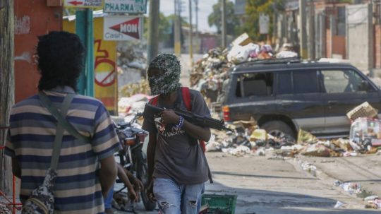 Na sníme členovia gangu v uliciach Haiti.