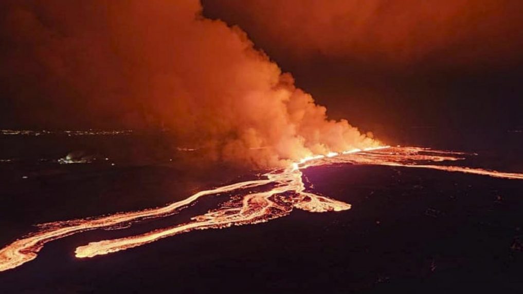 VIDEO: Island opäť sužuje sopečná erupcia. Grindavík aj Modrú lagúnu evakuovali