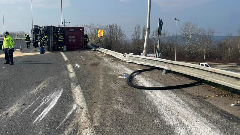 Na diaľnici v bratislavskej Petržalke sa prevrátil kamión. Policajti odkláňali premávku