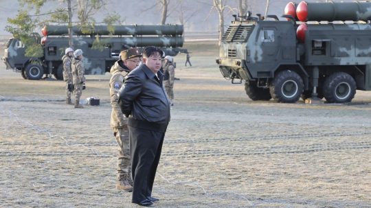 Na snímke líder KĽDR KIm Čong-un dohliada na delostrelecké cvičenia.