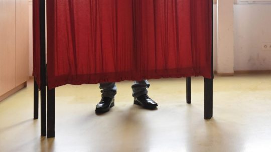 Volič v priestore na úpravu hlasovacích lístkov.