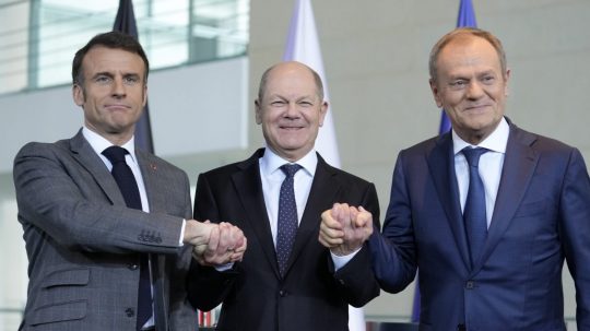 francúzsky prezident Emmanuel Macron, nemecký kancelár Olaf Scholz a poľský premiér Donald Tusk