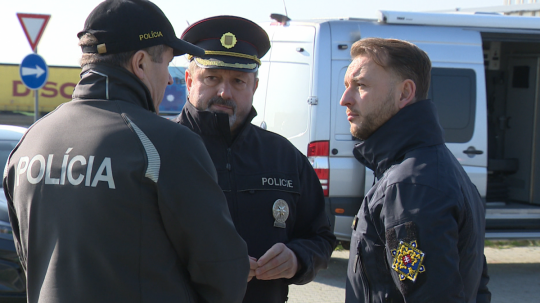 Minister vnútra Matúš Šutaj Eštok (vpravo) počas bezpečnostnej akcie na hraniciach.