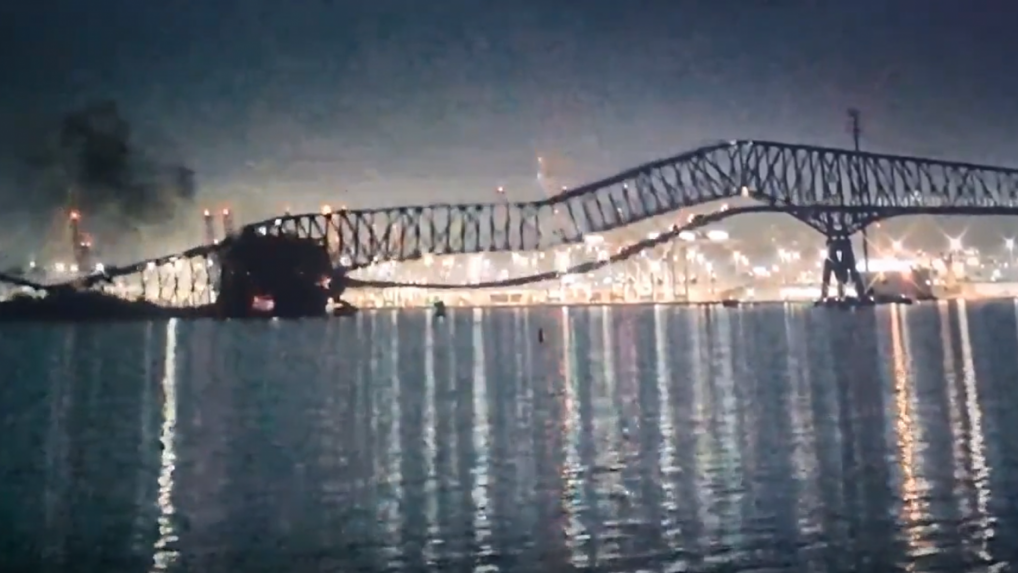 VIDEO: Po náraze nákladnej lode sa v Baltimore zrútil štvorprúdový most