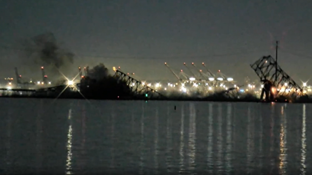 Pátranie po ľuďoch, ktorí v Baltimore spadli s mostom do rieky, sťažuje studená voda