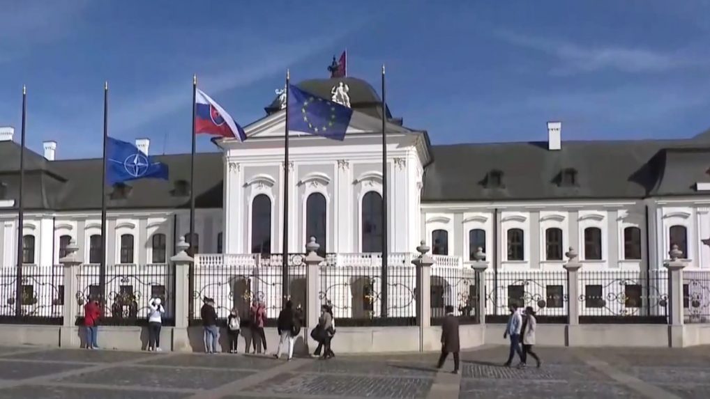 Pred prezidentským palácom vztýčili vlajku NATO.