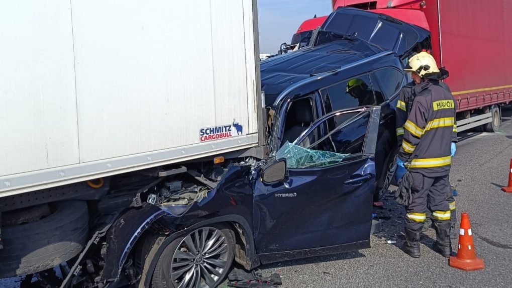 VIDEO: Pri hrozivej nehode na diaľnici D1 v Bratislave sa zranili dve osoby