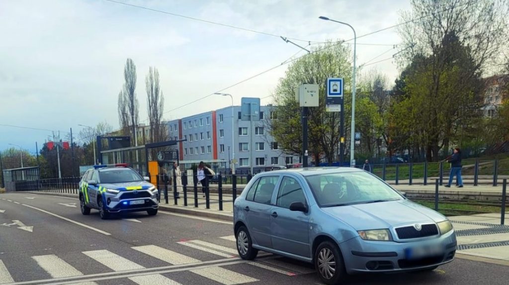 Vodič v Bratislave zrazil mladé dievča na priechode pre chodcov