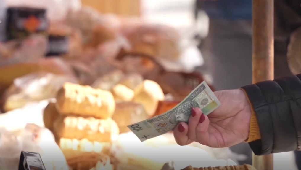 Slováci hromadne nakupujú v Poľsku: Potraviny tam dostanú o štvrtinu lacnejšie, menej dajú aj za benzín