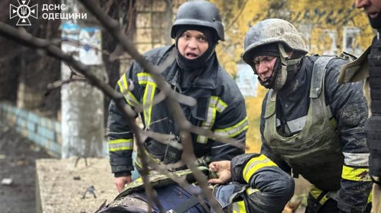 ukrajinskí záchranári po ruskom útoku v Odese