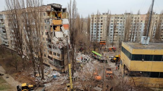 Záchranári zasahujú pri zrútenej bytovky v Odese.