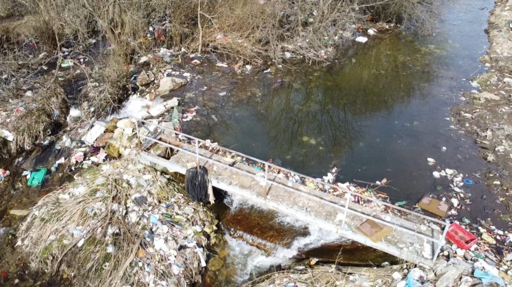 Vo vzácnych lokalitách rieky Hron sa opäť hromadí odpad