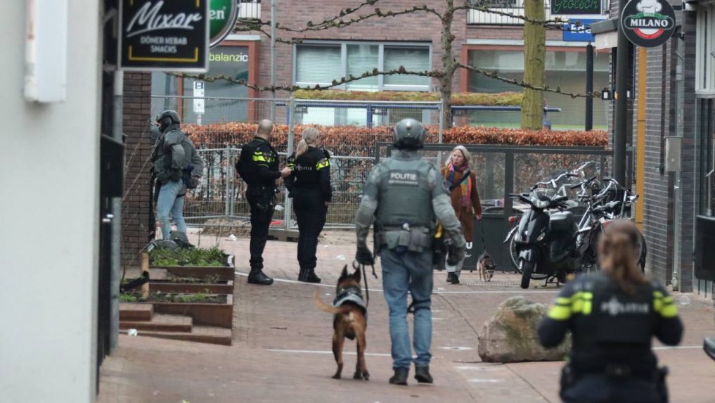 Nizozemska policija privela je muškarca s maskom.  Drama s taocima je završena