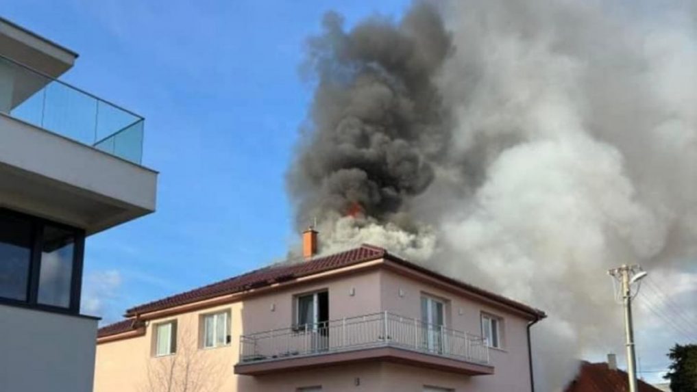 V Pezinku horel rodinný dom a dielňa. Požiar spôsobil z nedbanlivosti senior