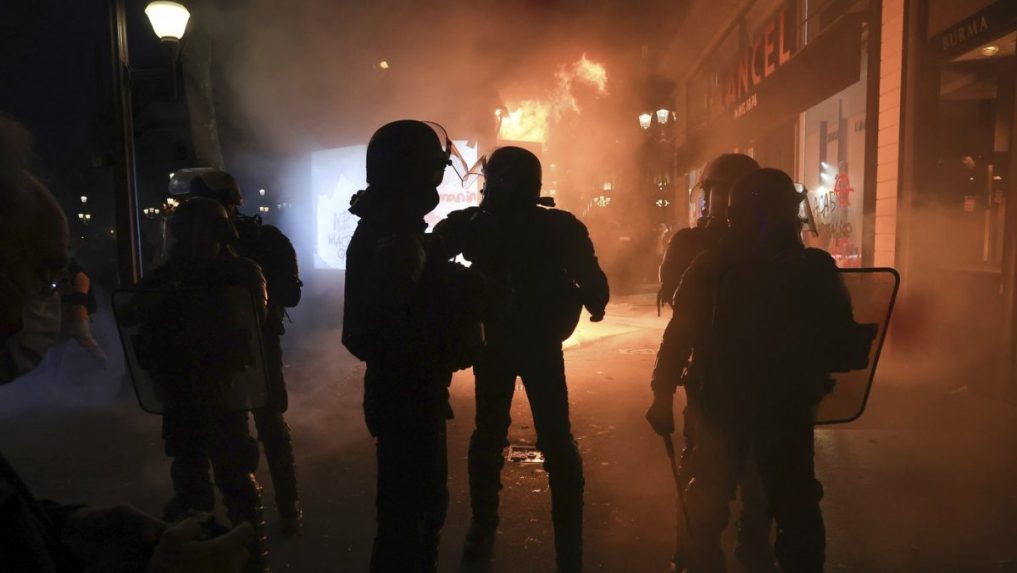 Dav zaútočil na policajnú stanicu  v Paríži. Dôvodom bola smrť tínedžera
