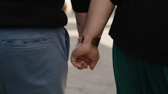 ženy sa držia za ruky