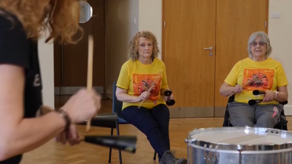 Ľuďom s Parkinsonovou chorobou v Cardiffe pomáhajú rytmy samby