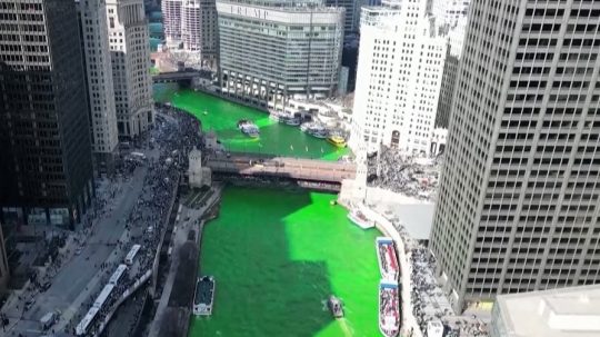 Na snímke zelená rieka počas osláv svätého Patrika.