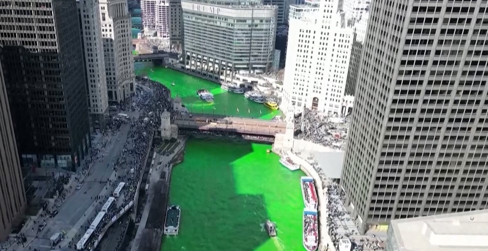 Zelené ulice, rieka aj pivo. Íri oslavujú sviatok svätého Patrika po celom svete
