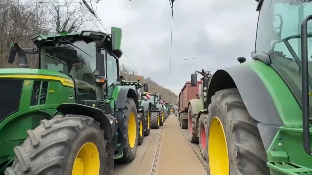 Protest farmárov v Prahe spôsobil kolaps dopravy. Pred úrad vlády vysypali dve vlečky hnoja
