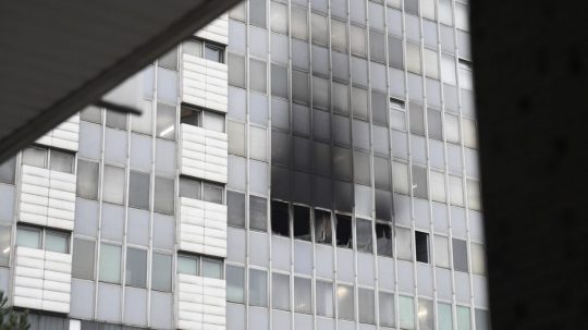 obhorené okná na nemocnici