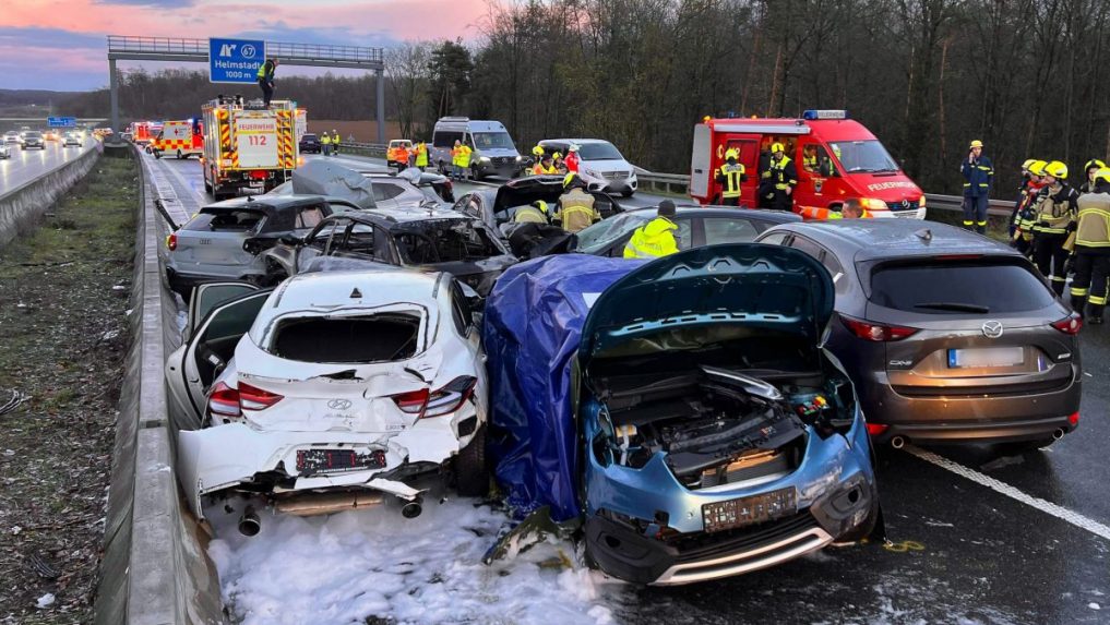 Hromadnú nehodu na nemeckej diaľnici neprežili dve osoby, desiatky ďalších utrpeli zranenia