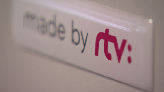 Na snímke štítok s nápisom "Made by RTVS", teda vyrobené RTVS.