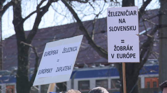 Záber z protestu železničiarov pred budovou hlavnej stanice v Bratislave.