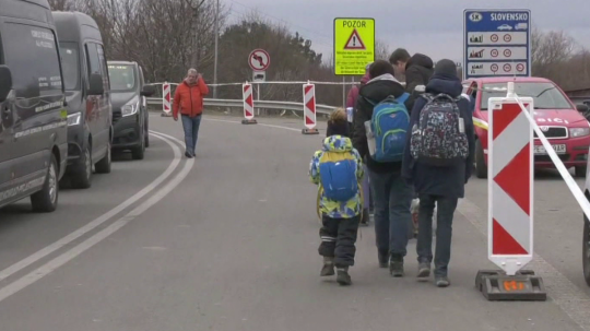 Odídenci z Ukrajiny prechádzajú po ceste.