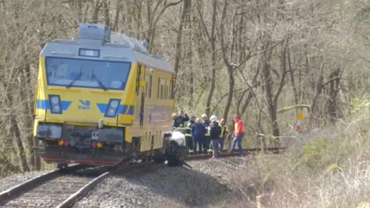 Zrážka vlaku a osobného auta v obci Pitelová.