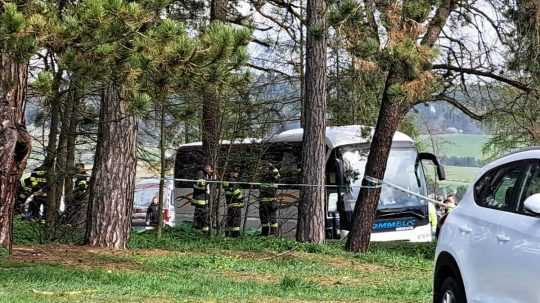 Príslušníci záchranných zložiek zasahujú po nehode autobusu v Spišskom Podhradí pri Spišskej Kapitule.