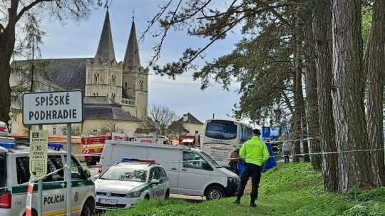 Príslušníci záchranných zložiek zasahujú po nehode autobusu v Spišskom Podhradí.