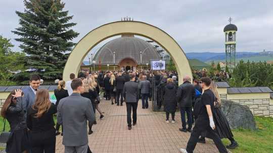 V Starej Ľubovni sa prišli stovky ľudí rozlúčiť s tromi mladými študentkami, ktoré tragicky zahynuli pod kolesami autobusu.