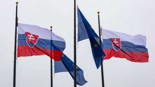Na snímke vlajky SR a EÚ pred budovou Národnej rady (NR) SR počas Dňa vzniku Slovenskej republiky.