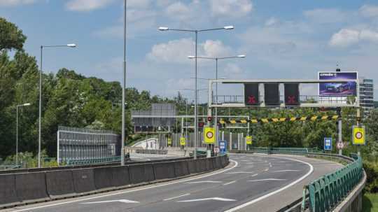 Na snímke dopravné značenie usmerňuje vozidlá na obchádzku pred neprejazdným tunelom Sitina.