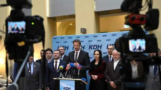 Na snímke uprostred predseda KDH Milan Majerský hovorí k novinárom počas tlačového brífingu po zasadnutí celoslovenskej rady KDH.