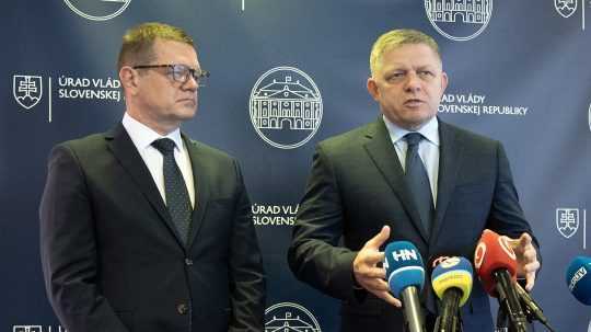 Sprava premiér Robert Fico (Smer-SD) a vicepremiér pre plán obnovy Peter Kmec (Hlas-SD).